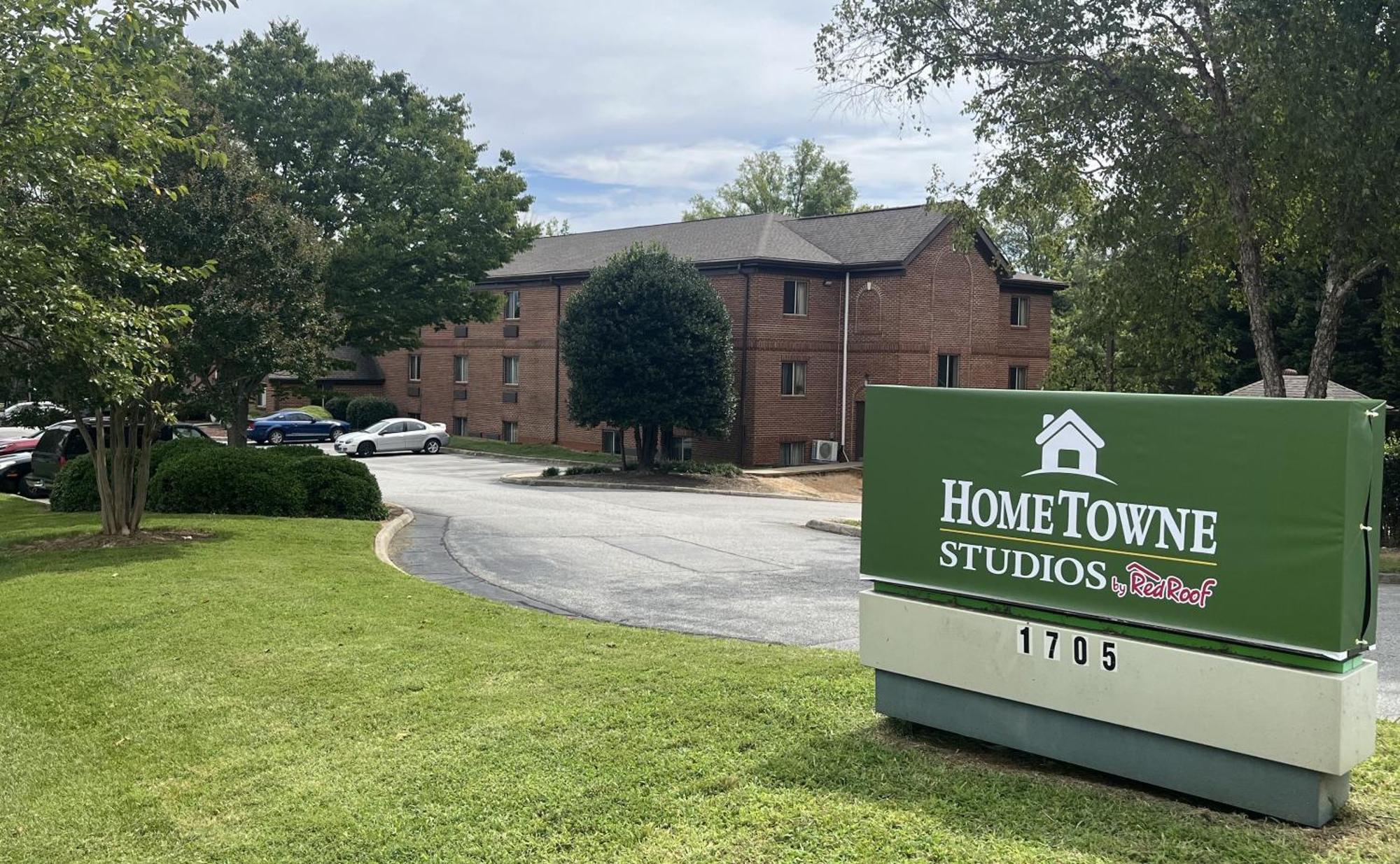 Hotel Hometowne And By Red Roof Greensboro