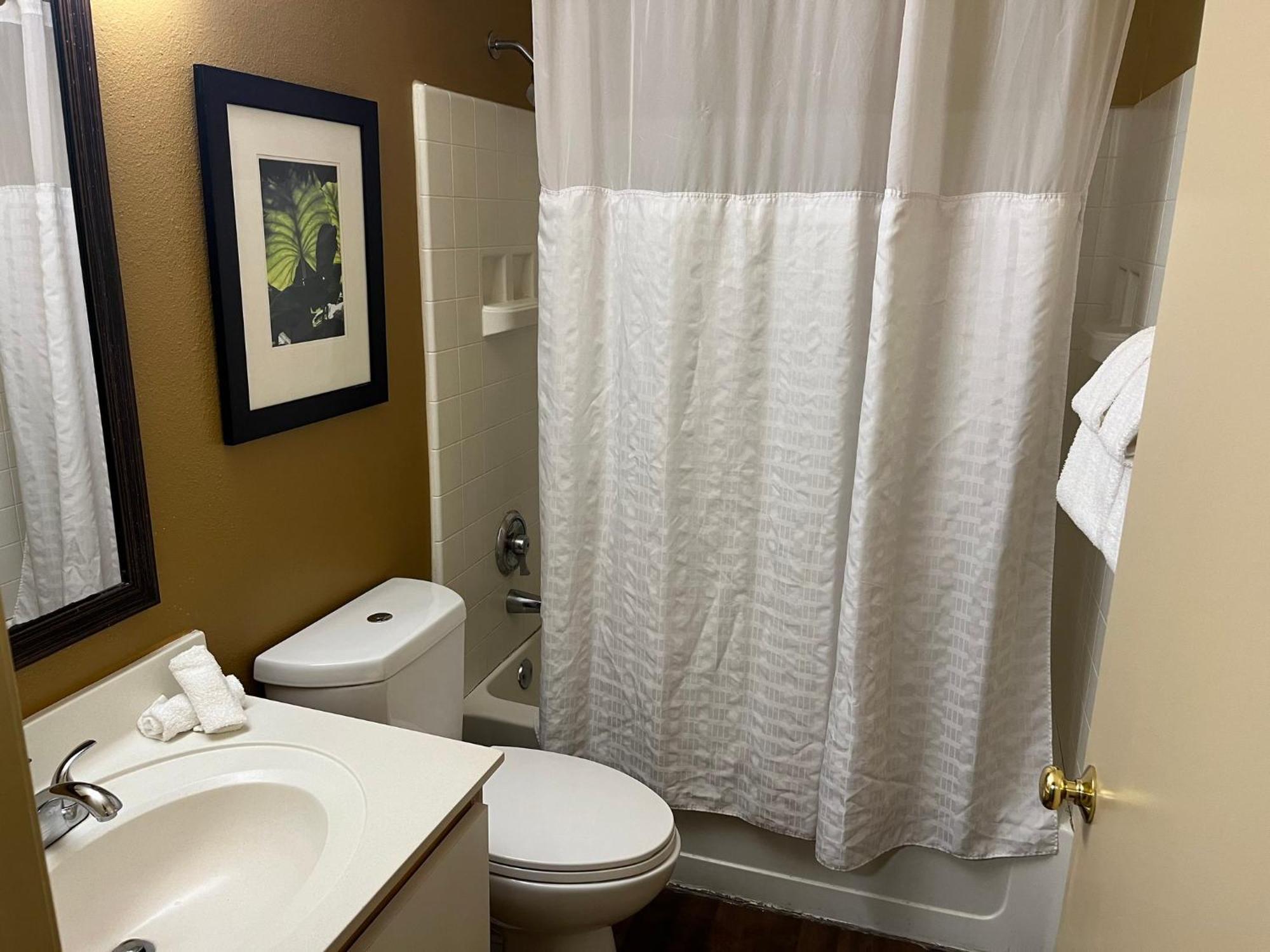Hometowne And By Red Roof Hotel Greensboro