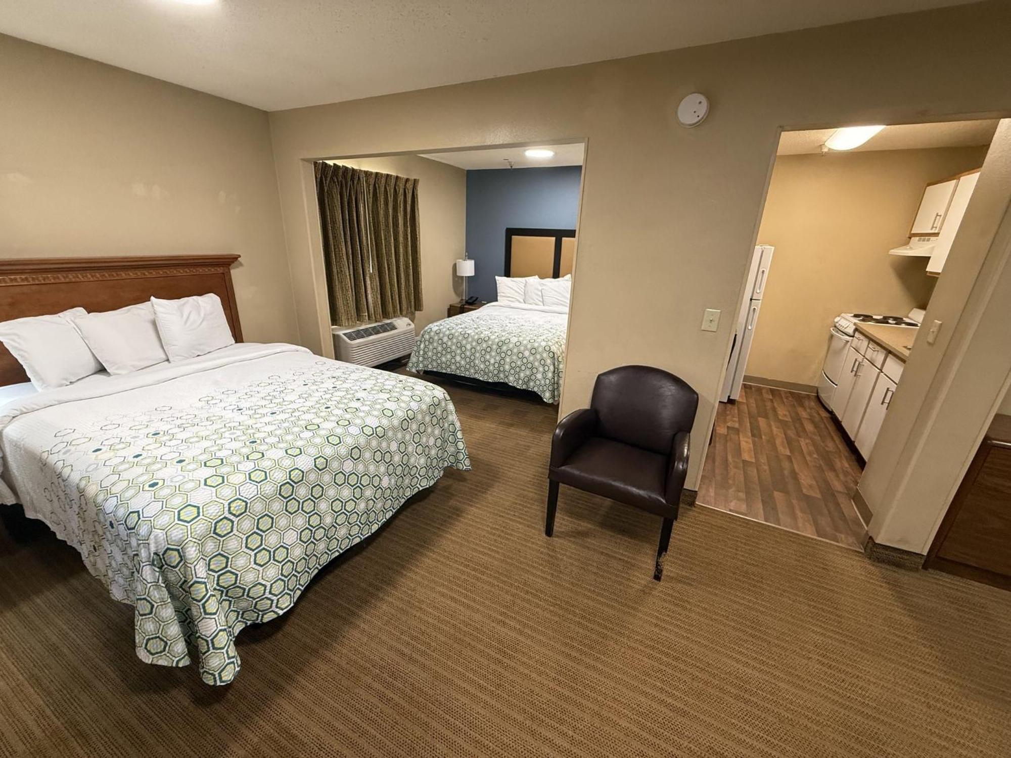 Hometowne And By Red Roof Hotel 2*