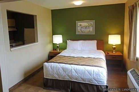 Hometowne And By Red Roof Hotel Greensboro