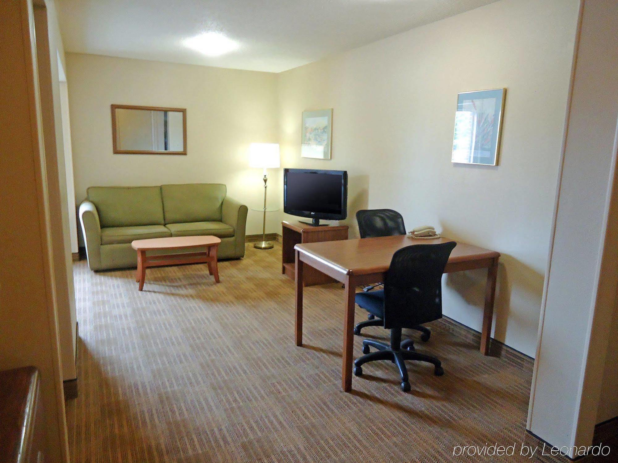 Hotel Hometowne And By Red Roof 2*