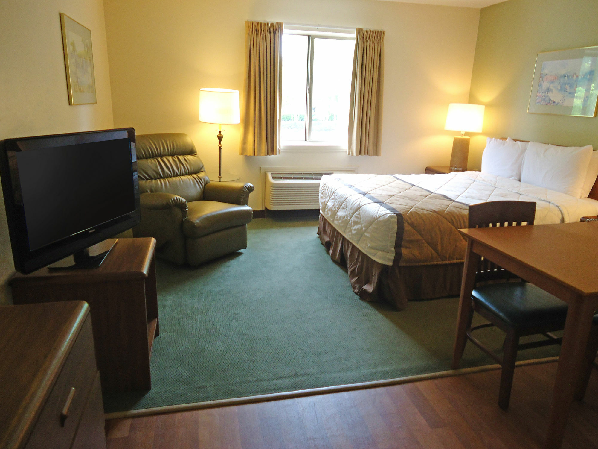 Hotel Hometowne And By Red Roof Greensboro